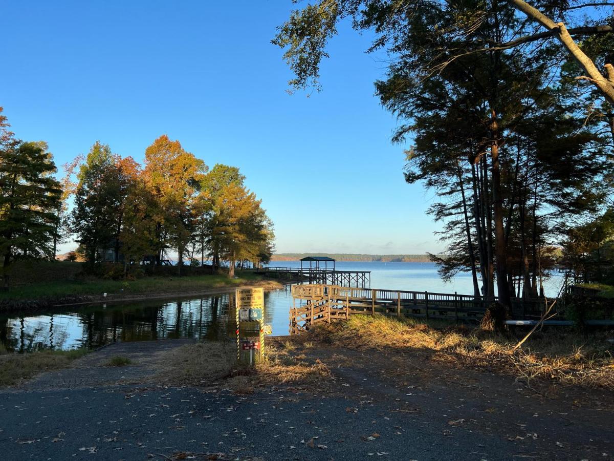 Driftwood Inn And Lodge By The Lake Zwolle Exterior foto